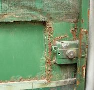 上图示:被恶人喷射的屎尿、腐蚀性的液体毁坏的防盗铁门(换下来的)