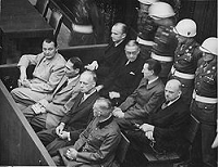 图:纽伦堡审判图片。二战结束后,纽伦堡国际军事法庭否决了迫害帮凶们“奉命行事”的辩解。