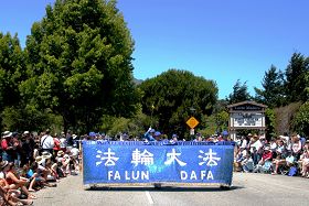 美西天国乐团应邀参加拉克斯波市(Larkspur)独立日庆祝游行,受到当地民众的高度赞誉。