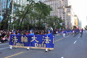 七月一日晚,法轮功学员参加温哥华市中心举行的国庆大游行