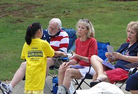 '亚特兰大法轮功学员参加美国独立日庆祝游行，图为法轮功小弟子在发传单'