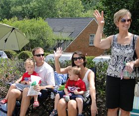 '观众对功法演示感兴趣，在模仿、学习法轮功第三套功法的动作'