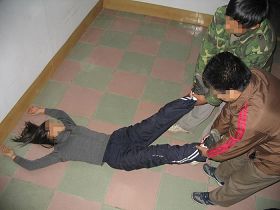 酷刑演示:倒拽两腿