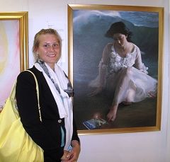 芬兰大学生哥斯吉恩说她想尝试法轮功,因为真善忍美展让她就象画作《我是谁?》里的女孩一样有了突然的了悟