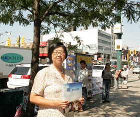 法轮功学员吴艳霞在唐人街真相点发资料,讲真相。