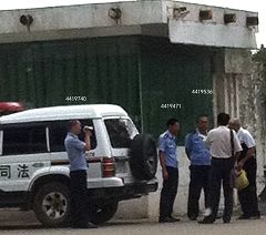朱父和律师在警官俱乐部大院门口,遇到警员在给他们录像