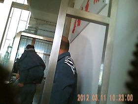 接见后,刑事犯将林泽华背回去