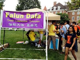 法轮功学员在伊利诺伊大学香槟分校社团招新活动上设立展位,传播大法真相。