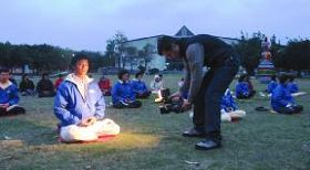 图三:意大利的媒体在台湾花莲县文化局前大草坪拍摄学员晨炼
