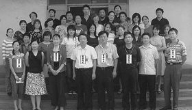 '二零零七年六月“湖北省法制教育中心”第二期结束:前排左一为刘琼,左三为科长毕慧琼、左四为书记江成方、左六为队长张修明,左六为科长龚健、前排右二是何伟'