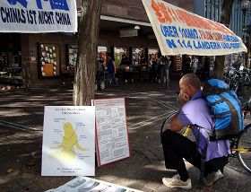'法轮功学员在德国弗莱堡市举办信息日活动,吸引众人来了解真相'