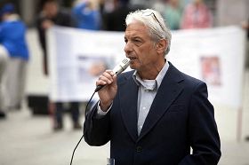 '国际人权组织(IGFM)理事会成员考伯先生,希望人们关注对法轮功学员的迫害'
