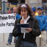 '国际大赦成员布理吉特(Brigit)女士,呼吁营救被酷刑折磨致死的法轮功修炼者秦月明的妻子王秀清和女儿秦海龙'