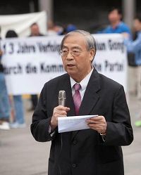 '物理学教授朱振和先生,也是《马克思主义批判》一书的作者现场发言'