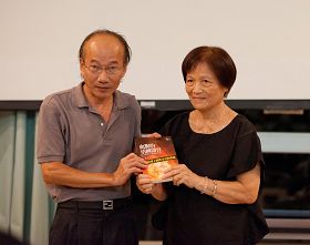 '黄女士要告诉亲朋好友阅读《血腥的活摘器官》这本书,就绝不会去大陆换器官了。'