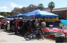 '晴朗天空下法轮大法社团的摊位前'