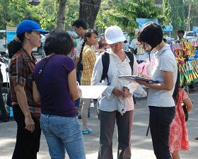 '了解了真相后,人们签名谴责中共活摘器官暴行'