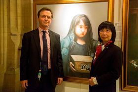 国会议员安德鲁•乔治(左)与选区内的选民尤香里(Yukari)在画作《孤儿泪》前合影。