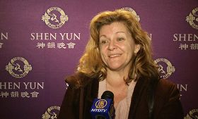 '油画家伊冯娜·埃利克曼女士表示神韵演出给世界带来了改善,给全人类传播希望的信息。'