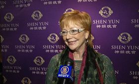 '有三十年歌唱兼传统声乐教学经验的Susan Colacitti赞叹:“神韵歌唱家们的歌声,真是超级一流。”'