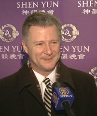 美洲商会加拿大董事威尔逊被神韵音乐震撼,他表示,即使花两倍的价钱,只听神韵的音乐也很值得。