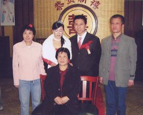 (左一是蔡桂荣,右一是她丈夫,前排是她婆婆,中间是新婚的儿子)