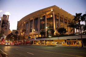 '神韵巡回艺术团在洛杉矶音乐中心多罗西.钱德勒剧院(Dorothy Chandler Pavilion)于二零一三年一月二十七日的四场演出,场场爆满,尤其是周六、周日的演出一票难求。众多影视界名流慕名前来观赏。'