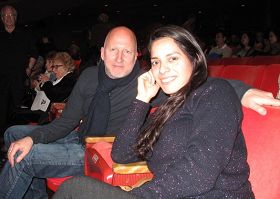 '澳大利亚籍的好莱坞著名导演约翰•希尔科特(John Hillcoat)和友人观赏了二十七日神韵艺术团在洛杉矶的最后一场演出,赞演出“绝对美丽”。'