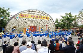 法轮功学员表演才艺,恭祝师尊新年好