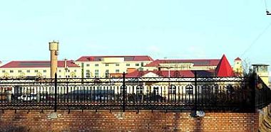 北京女子监狱:从外面路过的人会以为北京女子监狱是一所大学校园,但这里是一座名符其实“人间地狱”
