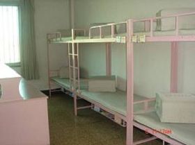 法轮功学员被指定睡在一个特定床位上,一般是下铺中间的那张床,因为那是电脑监控最清楚的位置
