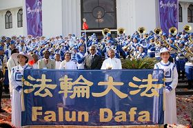 天国乐团应邀至印度参加首届精神领袖会议开幕演奏,受到撒花致礼,主持会议的贵宾们开心的合影。