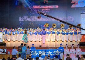 天国乐团在演艺厅内演奏,印度女士不断的撒花表示崇敬与欢迎。