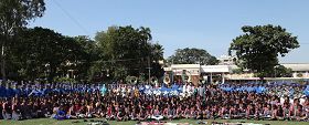 海得拉巴市内的女子学校校长推广学生炼法轮功,全校师生与天国乐团开心合影。