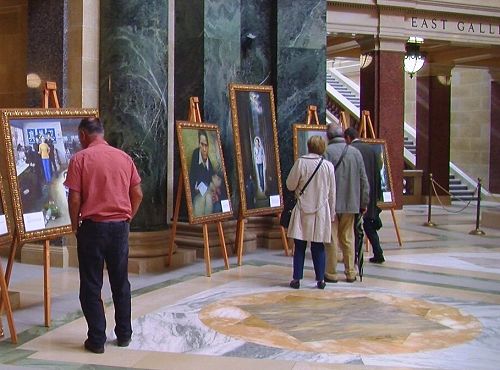 图2:参加美展的观众络绎不绝