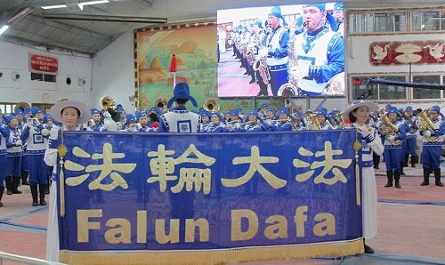 天国乐团会场内开幕演奏,该组织的电视台也做现场直播