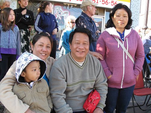 来自缅甸的William和全家观看了游行,他说:“谢谢法轮功给我们带来这么美好的展现。”