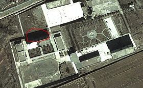 google map搜到的劳教所全景,红线标出的及此“综合楼”的位置