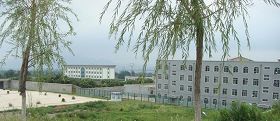 右侧的建筑及此楼的后面,左侧的建筑(在院外)是办公楼