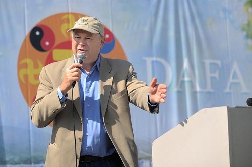 '图3: 国会众议员丹纳·罗拉巴克(Dana?Rohrabacher)在集会上说:“让我们并肩站在一起抵抗(中共)强权。”'