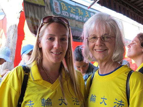 '来自美国肯萨斯州的乔伊斯(Joyce,左)与母亲凯瑞?米切尔(Kerria Mitchell)认为,全世界的人都应该了解大法。'