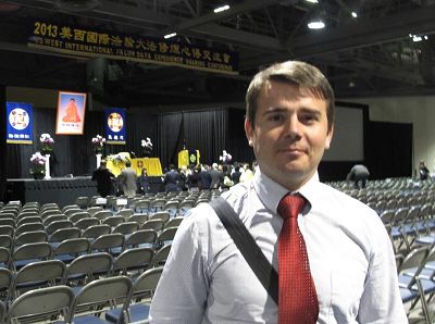 图3:已经在法轮大法中修炼十年的波兰年轻人汤姆克出席了在洛杉矶召开的国际法轮大法修炼心得交流会,备受鼓舞。