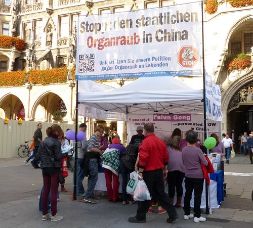 德国学员在慕尼黑市中心玛琳广场(Marienplatz)上举办了揭露中共活体摘取法轮功学员器官活动
