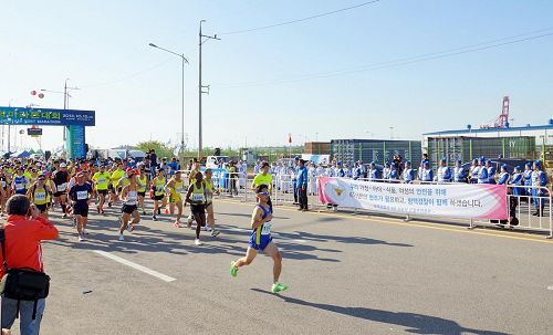 '天国乐团在马拉松起跑线前演奏,为选手们加油鼓劲。'
