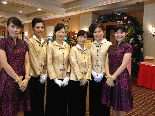 '图2.林佳颖(左三)在神韵会场与其他工作人员合影留念。'