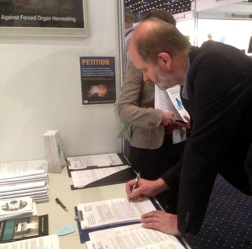 '在丹麦“医生日”活动中,法轮功学员作为DAFOH义工,向众多的医学界人士讲述中共活摘法轮功学员器官的真相。丹麦医生们纷纷签名谴责中共暴行。'