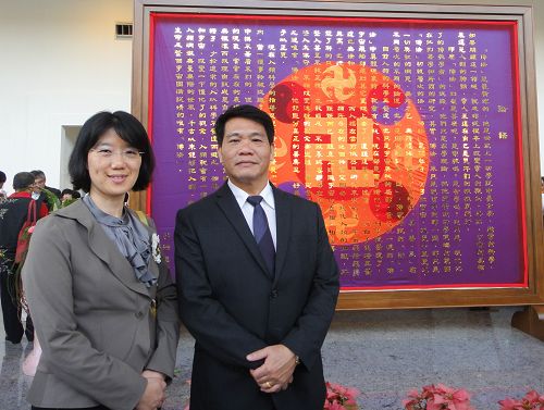 龙绍林(右)与当初至绿岛弘法的学员吴安桃女士合影。