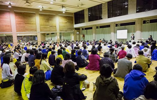 图1:二零一三年十一月二十三日晚,来自台湾各地的法轮功学员假中山大学分组交流“向大陆同胞讲真相的体会”