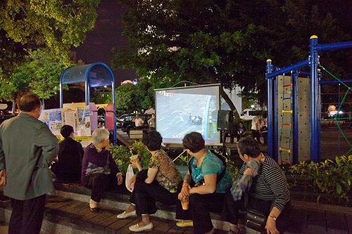 图3:以台湾小吃闻名的高雄六合观光夜市,法轮功真相点不停播放着《九评共产党》录像片,吸引相当多的大陆游客观看。