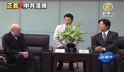 '十一月二十五日,大卫·麦塔斯(左)专程拜会台南市市长赖清德,希望台湾中央与地方都要杜绝赴大陆器官移植旅游。对此,赖清德表示认同。'
